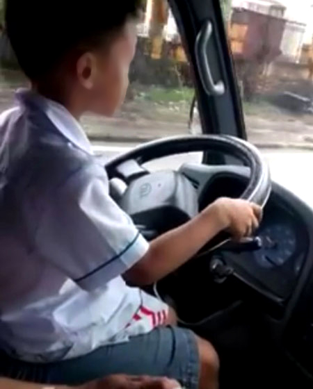 Bé trai 6 tuổi điều khiển xe tải - Ảnh cắt từ clip