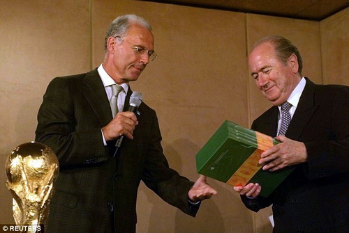 Franz Beckenbauer (trái) bị Blatter làm xiếc, đưa vào nhiều vụ lùm xùm