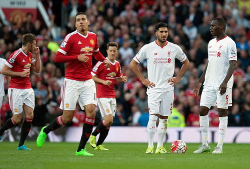 Benteke (phải) ghi bàn cho Liverpool mà lòng không vui