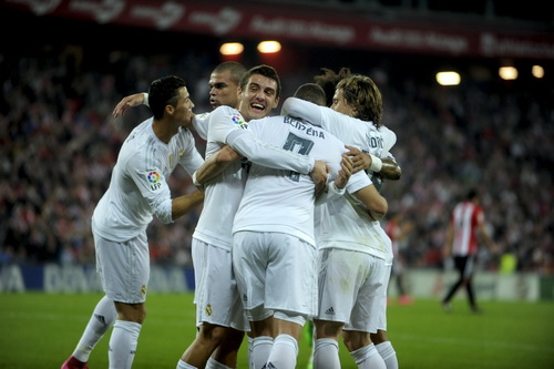 Benzema lập cú đúp, Real Madrid lên ngôi đầu