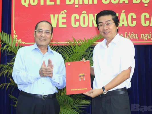 Ông Nguyễn Hoàng Việt (trái), Phó Ban Tổ chức Trung ương, trao Quyết định điều động, phân công của Bộ Chính trị cho ông Võ Văn Dũng (phải) - Ảnh: Báo Bạc Liêu