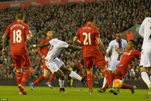 Yannick Bolasie ghi bàn mở tỉ số trước hàng thủ Liverpool