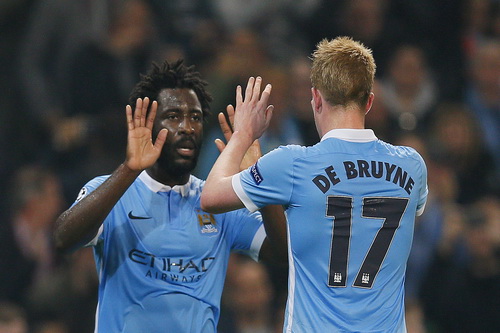 De Bruyne chúc mừng Bony sau bàn gỡ 1-1