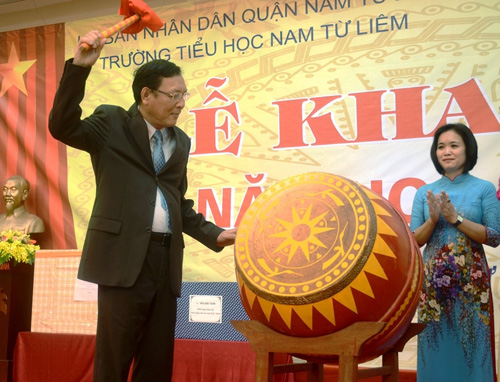 Bộ trưởng Phạm Vũ Luận đánh trống khai giảng tại trường tiểu học Nam Từ Liêm - Ảnh: Nguyễn Hưởng