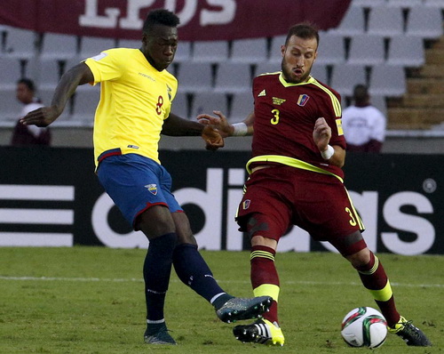 Caicedo (trái) ghi bàn thứ ba cho Ecuador