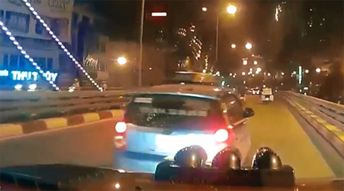 Chiếc taxi trước khi gây tai nạn kinh hoàng từ camera hành trình của xe bán tải truy đuổi