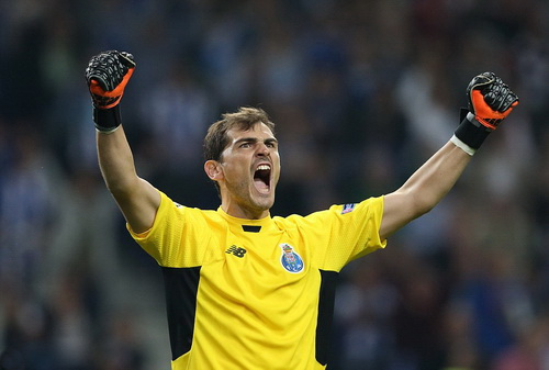 Iker Casillas mừng kỷ lục bằng một chiến thắng