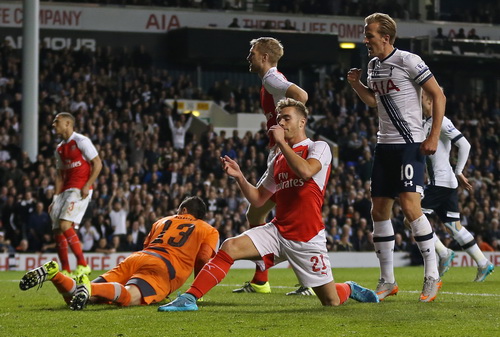 Calum Chambers (21) đá phản lưới nhà nhưng Tottenham vẫn thua chung cuộc 1-2