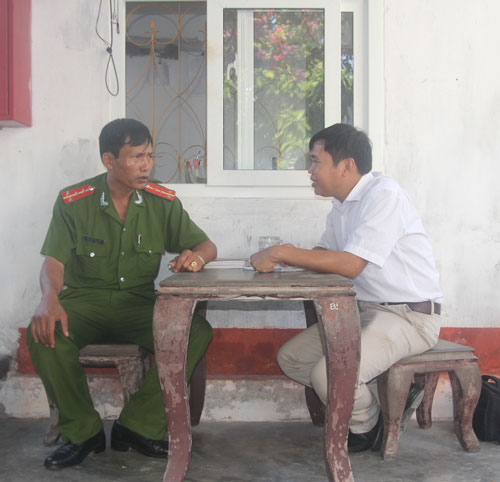 Cán bộ quản giáo Trại tạm giam Công an tỉnh Nghệ An trò chuyện với phóng viên về công việc canh giữ tử tù Ảnh: HẢI VŨ