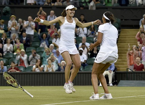 Ở tuổi 35, Martina Hingis (trái) vẫn rất mạnh ở các nội dung đôi