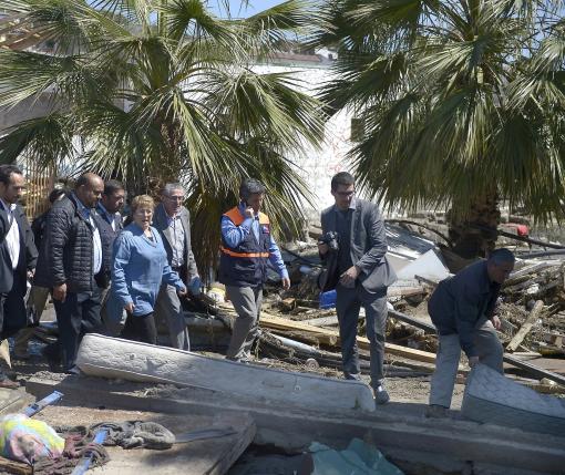 Tổng thống Chile Michelle Bachelet thăm TP Coquimbo hôm 17-9 sau động đất. Ảnh: Reuters
