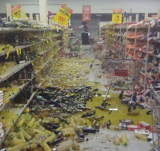 Hàng hóa rơi vỡ trong một siêu thị ở La Serena, thủ phủ vùng Coquimbo. Ảnh: Twitter