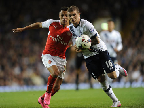 Sanchez (trái) bùng nổ sẽ giúp Arsenal đòi lại món nợ thua Tottenham 1-2 trên sân khách ở Giải Ngoại hạng Anh mùa trước Ảnh: INDEPENDENT