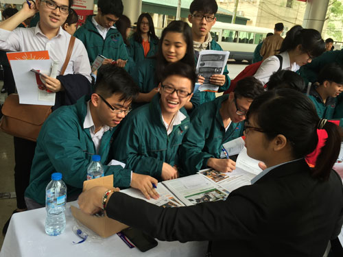Học sinh Trường THCS Nguyễn Tất Thành (Hà Nội) tìm hiểu thông tin về du học