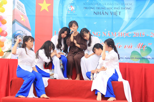 Học sinh Trường THPT Nhân Việt trong một tiết mục văn nghệ tái hiện lịch sửẢnh: ĐẶNG TRINH