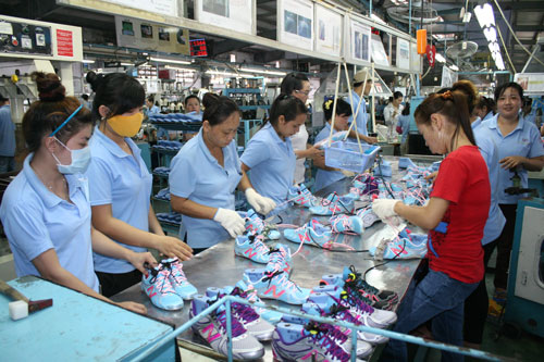 Gia công giày xuất khẩu tại Công ty TNHH Việt Nam Samho (100% vốn Hàn Quốc) ở huyện Củ Chi, TP HCM Ảnh: Vĩnh Tùng