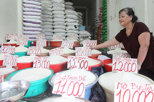 Nhiều thương hiệu gạo ngoại được người bán bày ở vị trí trung tâm vì nhiều người mua.Ảnh: Hoàng Triều