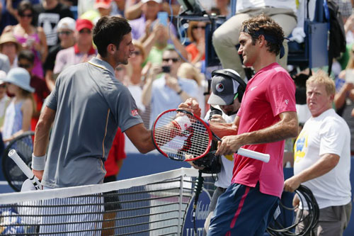 Djokovic (trái) thua Federer trong trận chung kết Giải Cincinnati Masters vào tháng 8-2015 Ảnh: REUTERS