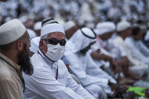 Các tín đồ Hồi giáo dự một buổi cầu nguyện tại thánh địa Mecca ở Ả Rập Saudi hôm 18-9 Ảnh: AP