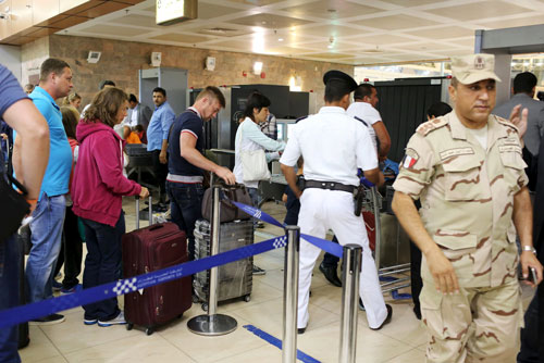 Hành khách Nga tại sân bay Sharm el-Sheikh Ảnh: Reuters