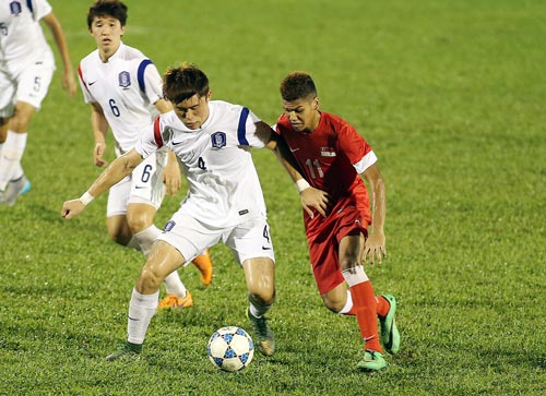 Các cầu thủ U19 Hàn Quốc (trắng) không chỉ có thể hình tốt mà học cũng giỏi Ảnh: Quang Liêm