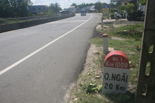 Km 1007 ghi chú cách Quảng Ngãi 47 km nhưng Km 1008 ghi chỉ cách địa phương này 20 km