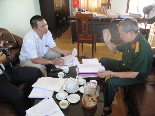Ông Phạm Văn Hổ (phải) thừa nhận tỉnh Phú Yên đã làm hồ sơ dựa trên báo cáo thành tích của huyện A Lưới, tỉnh Thừa Thiên - Huế