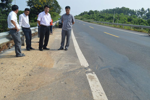 Đại diện Bộ GT-VT, Ban Quản lý dự án đường Hồ Chí Minh và các đơn vị liên quan khảo sát 2 vị trí nứt, lúnẢnh: CAO NGUYÊN