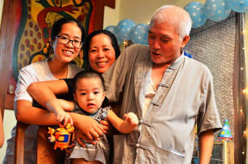 Nhà văn Nguyễn Khắc Phục sống lạc quan bên gia đình. (Ảnh do gia đình cung cấp)
