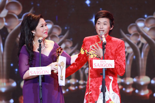 Nghệ sĩ Hồng Vân trao giải Nam nghệ sĩ hài được yêu thích nhất cho nghệ sĩ Hoài Linh tại lễ trao Giải Mai Vàng 2014 Ảnh: Hoàng Triều