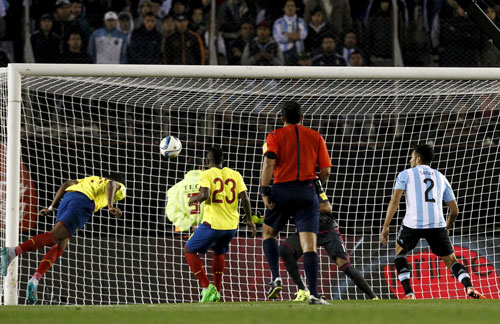 Erazo đánh đầu mở tỉ số trong trận Ecuador thắng chủ nhà Argentina 2-0 sáng 9-10 Ảnh: REUTERS