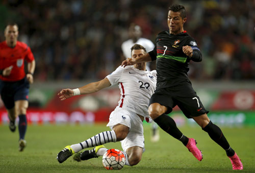 Ronaldo (phải) được kỳ vọng giúp Bồ Đào Nha đòi lại món nợ thua Albania 1 năm trước  Ảnh: REUTERS