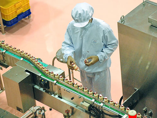 Sản xuất sữa tại một doanh nghiệp Nhật Bản có nhà máy ở tỉnh Bình Dương Ảnh: TẤN THẠNH