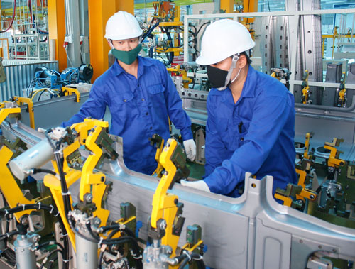 Công nhân Nhà máy Ô tô Thương mại Samco được tạo điều kiện tiếp cận công nghệ sản xuất hiện đại Ảnh: VĨNH TÙNG