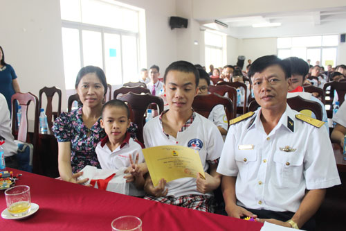Cháu Trần Tiến Khang (thứ hai từ phải sang) và gia đình tại lễ trao học bổng Nguyễn Đức Cảnh