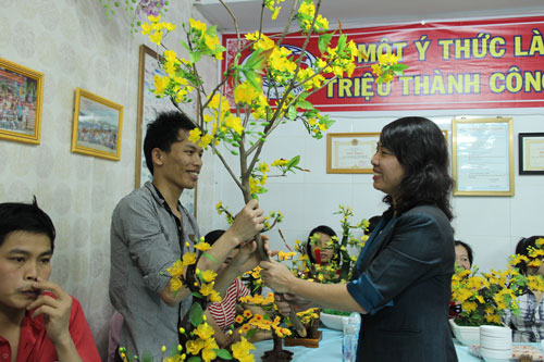 Bà Hồ Bích Ngọc - Chủ tịch LĐLĐ quận 1, TP HCM - tặng cành mai cho công nhân Công ty CP Trung Sơn trong dịp Tết Ất Mùi
