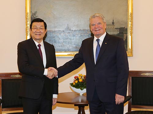 Tổng thống CHLB Đức Joachim Gauck (phải) đón Chủ tịch nước Trương Tấn Sang Ảnh: TTXVN