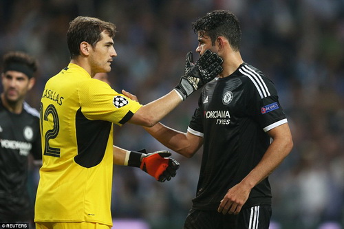 Diego Costa không thắng nổi đồng hương Casillas trong những pha đối mặt