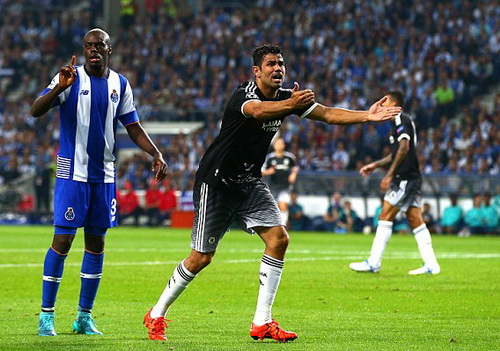 Diego Costa phản ứng dữ dội nhưng Chelsea không được hưởng phạt đền