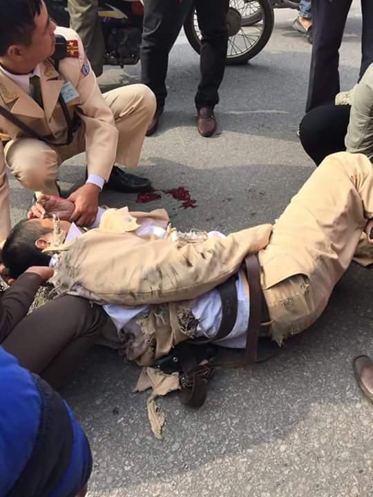 
Thượng úy CSGT Trương Quốc Đạt bị thương sau khi bị xe tải tông và kéo lê
