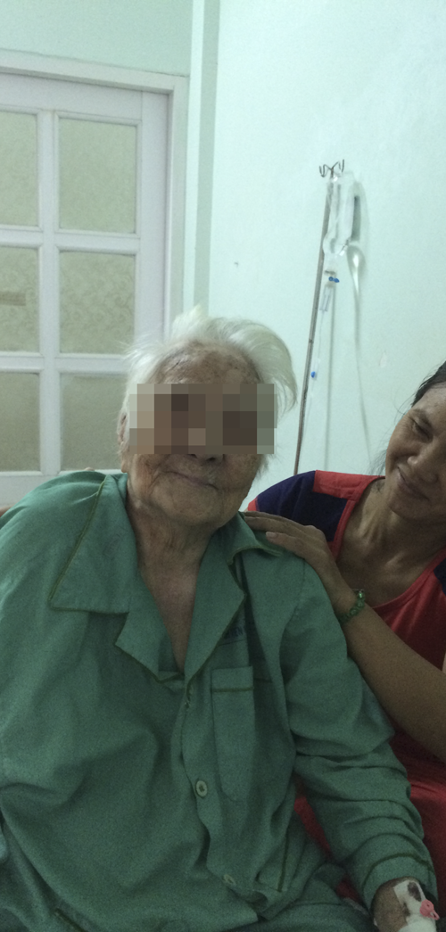 
Cụ bà 103 tuổi sau khi trải qua cuộc phẫu thuật thay khớp.
