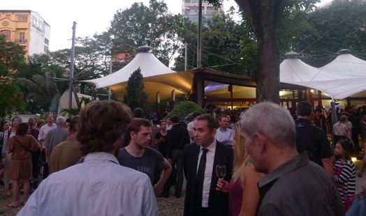 Đại sứ Pháp tại Việt Nam, ngài Jean Noel Poirier (vest đen) trò chuyện cùng những người đến dự lễ tưởng niệm