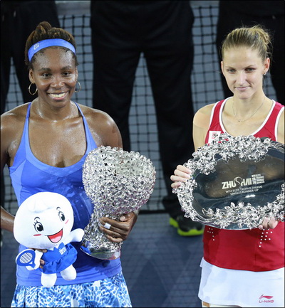 Venus và Pliskova tại lễ trao thưởng sau trận chung kết WTA Elite Trophy