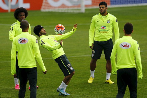 Hulk và đồng đội trong một buổi tập của tuyển Brazil tại Copa America