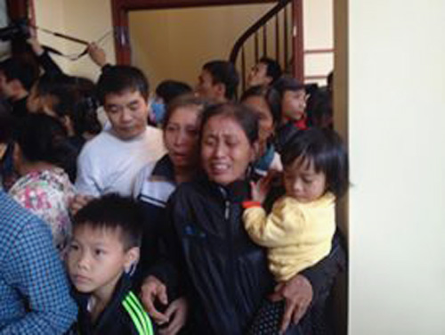 Người thân và hàng xóm vô cùng đau buồn trước cái chết tức tưởi của bố con ông Nguyễn Lương Chuân