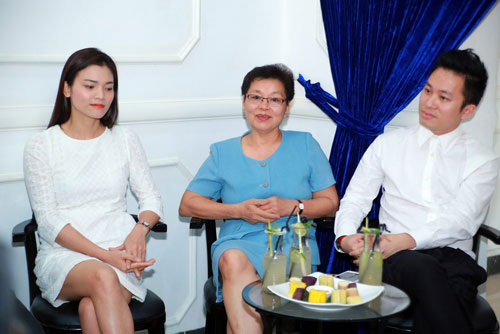 Ca sĩ Phương Thảo, ca sĩ Tùng Dương và bà Huyền Lâm (giữa) - vợ nhạc sĩ An Thuyên - tại buổi gặp gỡ báo chí giới thiệu đêm nhạc