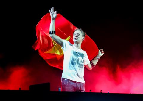 
DJ số 1 thế giới tạo sự phấn khích cho khán giả Hà Nội bằng lá cờ đỏ sao vàng
