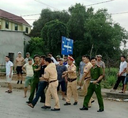 
Đinh Văn Chiến và Nguyễn Văn Mười lúc bị công an bắt giữ sau khi cầm dao chém CSGT- Ảnh: Nghĩa Đàn

