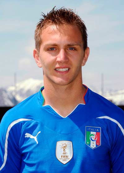 
Tuyển thủ Domenico Criscito bị loại khỏi tuyển Ý 2012

do liên quan đến đường dây mua bán độ
