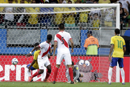 Douglas Costa (trái) ghi bàn đầu tiên cho Brazil